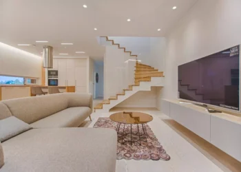 Sufit podwieszany w salonie - domkizmarzen.pl