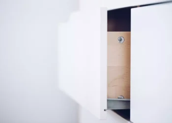 Zalety malowania natryskowego drewna - domkizmarzen.pl