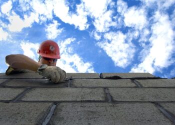 Dlaczego warto zdecydować się na ściankę działową?