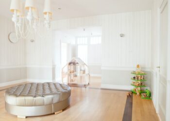 Jak urządzić salon w stylu glamour w bloku