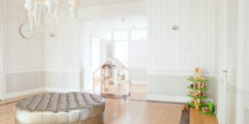 Jak urządzić salon w stylu glamour w bloku