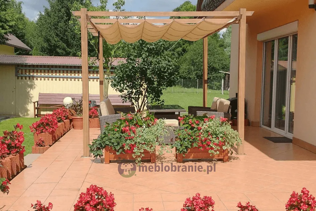 Pergola z materiałowym dachem w odcieniu Cream Wood — Kirn. Dostępna na meblobranie.pl.